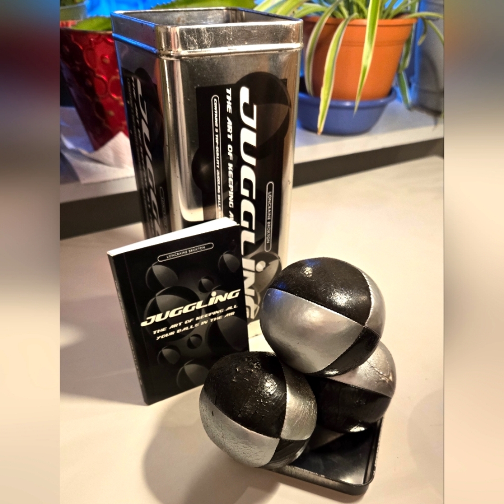 Loncraine Broxton Juggling Balls Set in Black and Silver